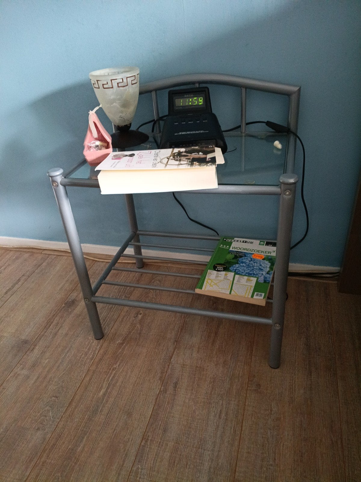 2 metalen bedtafel met glazen blad, Ophalen, Gebruikt, Metaal of Aluminium, 45 tot 65 cm