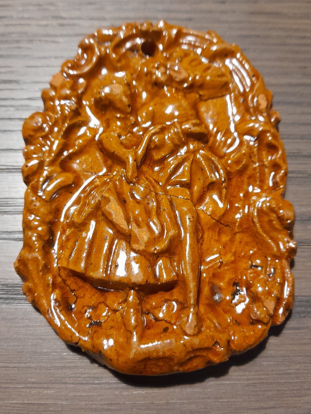 Wanddecoratie van aardewerk. Het toont een figuur in reliëf, Ophalen of Verzenden, Gebruikt, Wandhanger