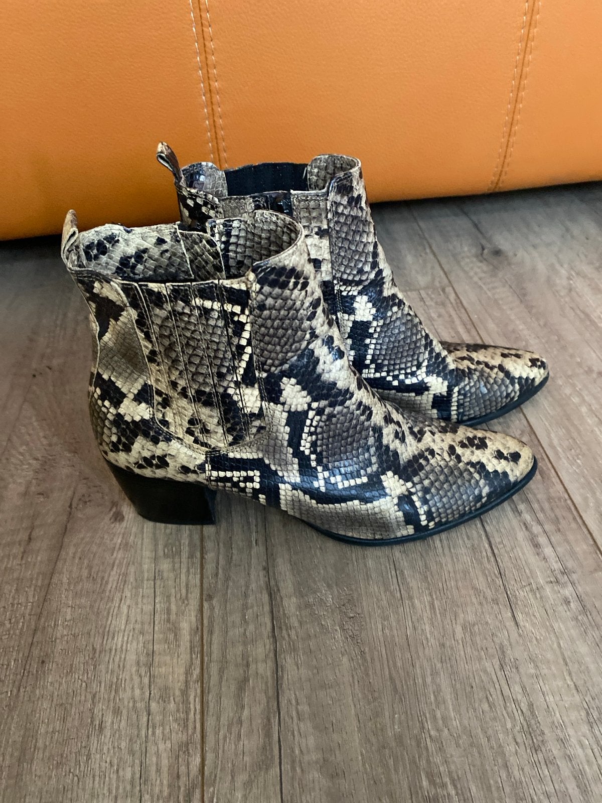 Enkellaarzen met slangenprint - Maat 41, Kleding | Dames, Ophalen of Verzenden, Zo goed als nieuw, Overige kleuren, Lage of Enkellaarzen