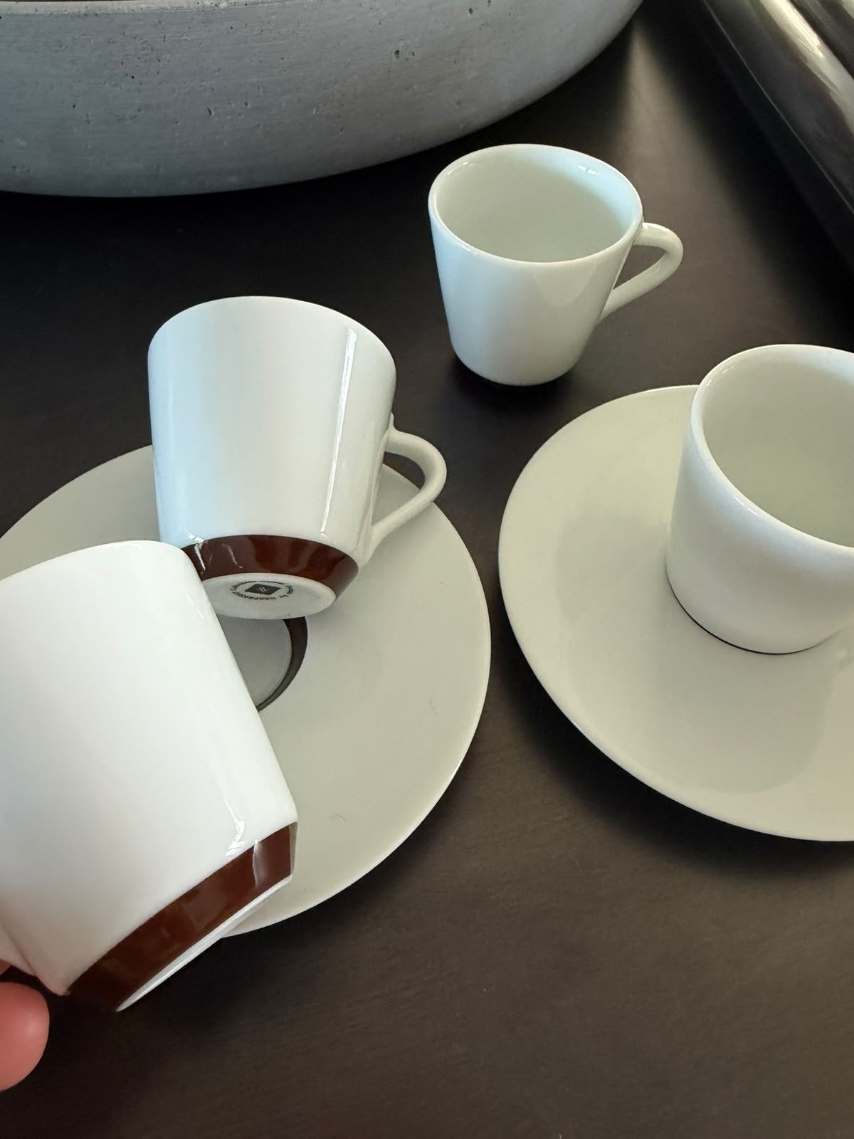Nespresso kopjes wit/bruin met schotels (4 kopjes, 2 schotel, Huis en Inrichting, Ophalen of Verzenden, Gebruikt, Overige merken