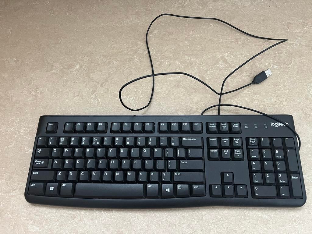 Logitech K120 Toetsenbord, Computers en Software, Toetsenborden, Ophalen of Verzenden, Zo goed als nieuw