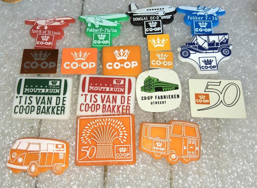 17 Vintage CO-OP Kruidenier Speldjes, Verzamelen, Ophalen of Verzenden, Gebruikt, Transport, Speldje of Pin