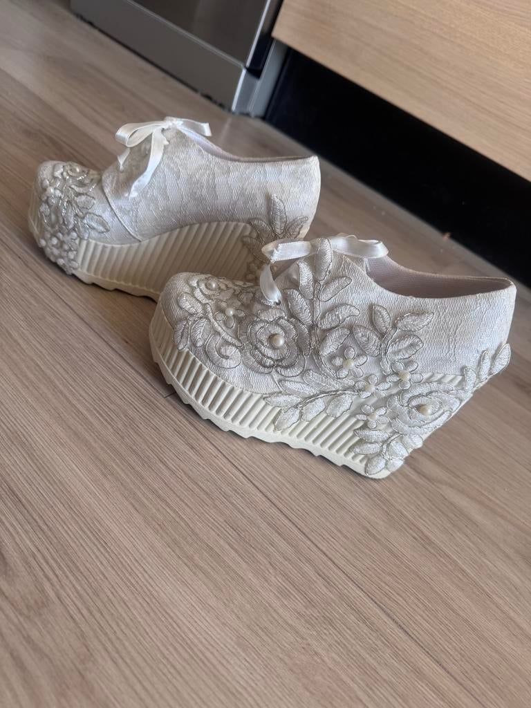 Elegante Bruidsschoenen Sleehakken - Wit Kant, Ophalen, Zo goed als nieuw, Wit, Schoenen met hoge hakken