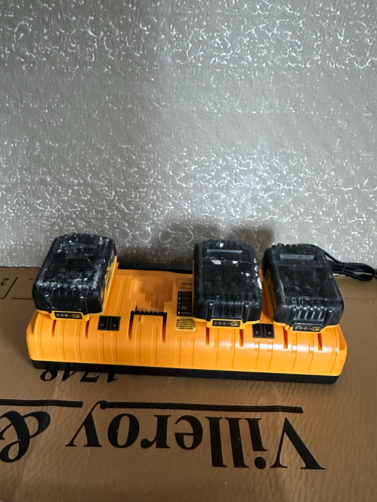 Acculader voor dewalt accus 4-poorts snellader, Ophalen of Verzenden, Gebruikt