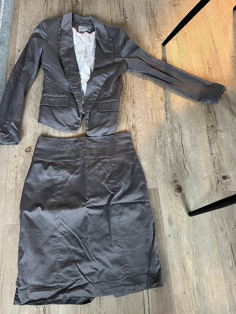 Prachtig grijs mantelpakje van H&M, maat 36, H&M, Kostuum of Pak, Ophalen of Verzenden, Maat 36 (S)