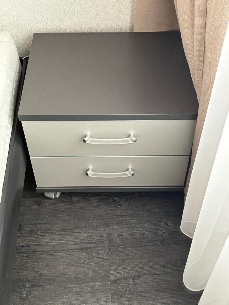 Tweepersoonsbed 140x200 + matras + nachtkastje, Huis en Inrichting, Slaapkamer | Bedden, Ophalen, Zwart, Tweepersoons, 140 cm