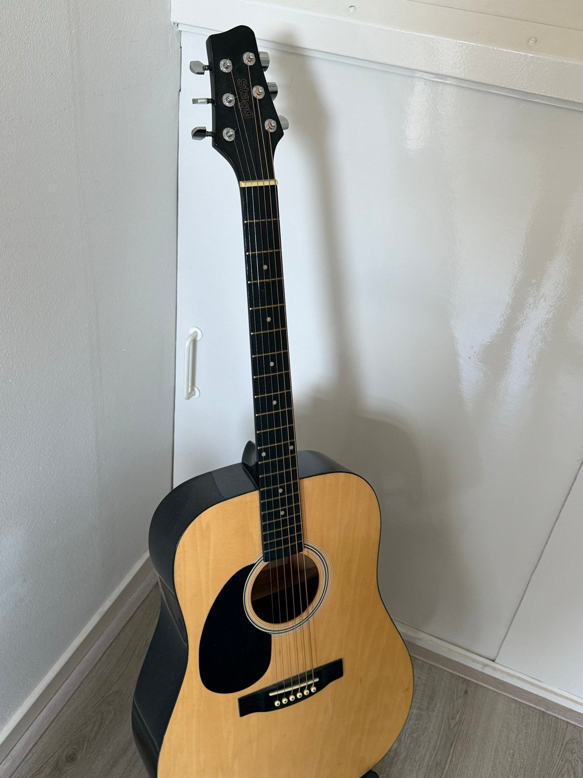 Foto 2 van Linkshandige Stagg Western gitaar met standaard