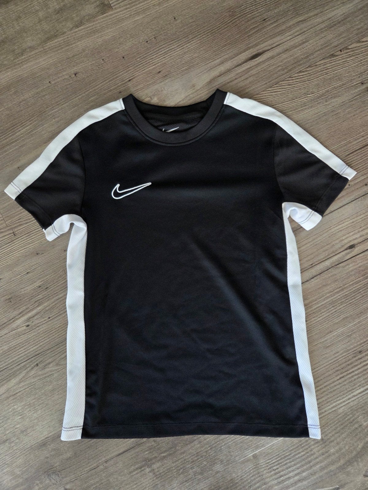 Nike dri-fit shirt mt 122 (XS Nike), Kinderen en Baby's, Kinderkleding | Maat 122, Jongen of Meisje, Sport- of Zwemkleding, Ophalen of Verzenden