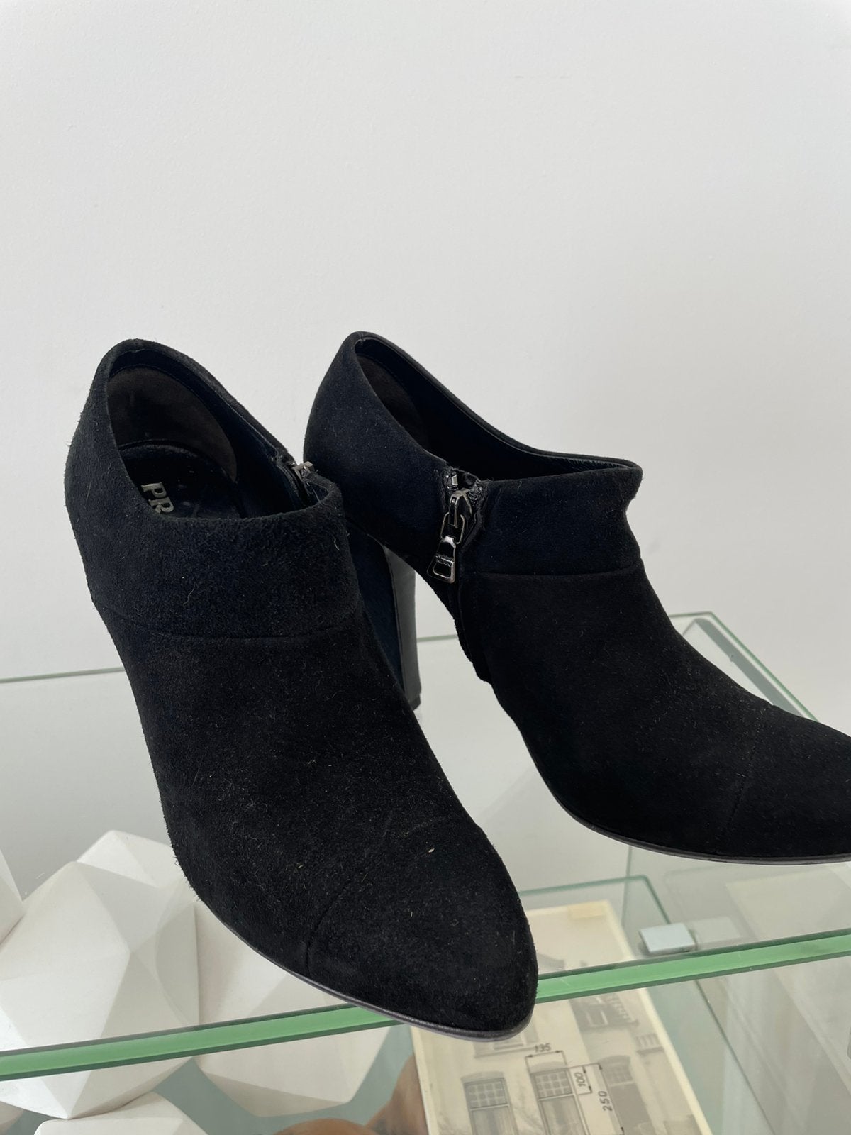 PRADA enkel laarsen in Suede, Ophalen of Verzenden, Zo goed als nieuw, Zwart