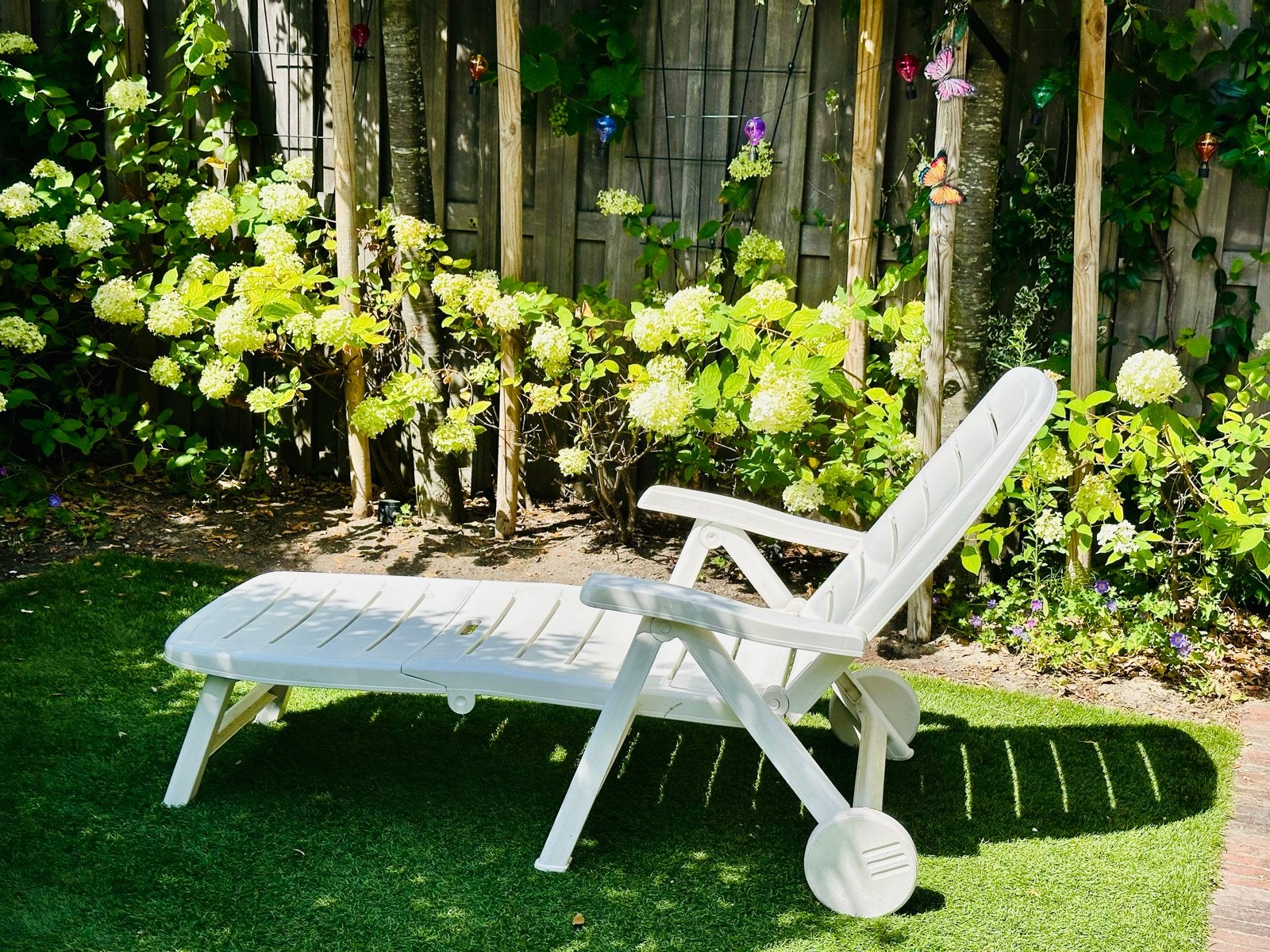 Witte opklapbare ligstoel van plastic met wielen, Tuin en Terras, Ligbedden, Ophalen, Gebruikt, Plastic, Inklapbaar