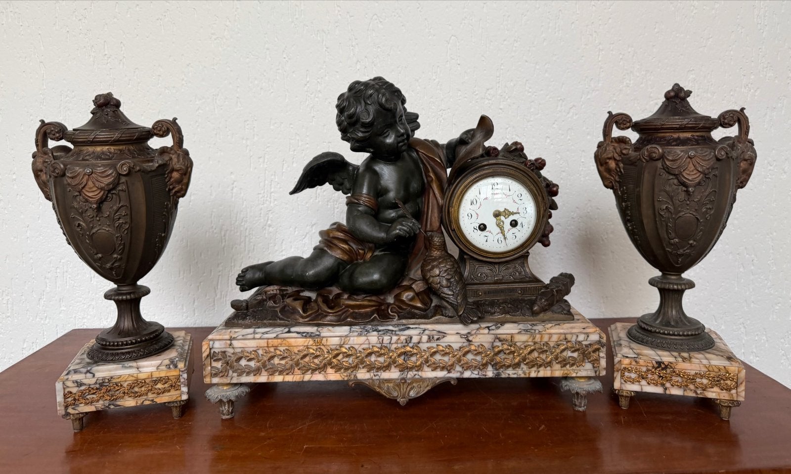 Antieke pendule met cherubijn en vazen, gesigneerd A.J. Scot, Antiek en Kunst, Antiek | Klokken, Ophalen
