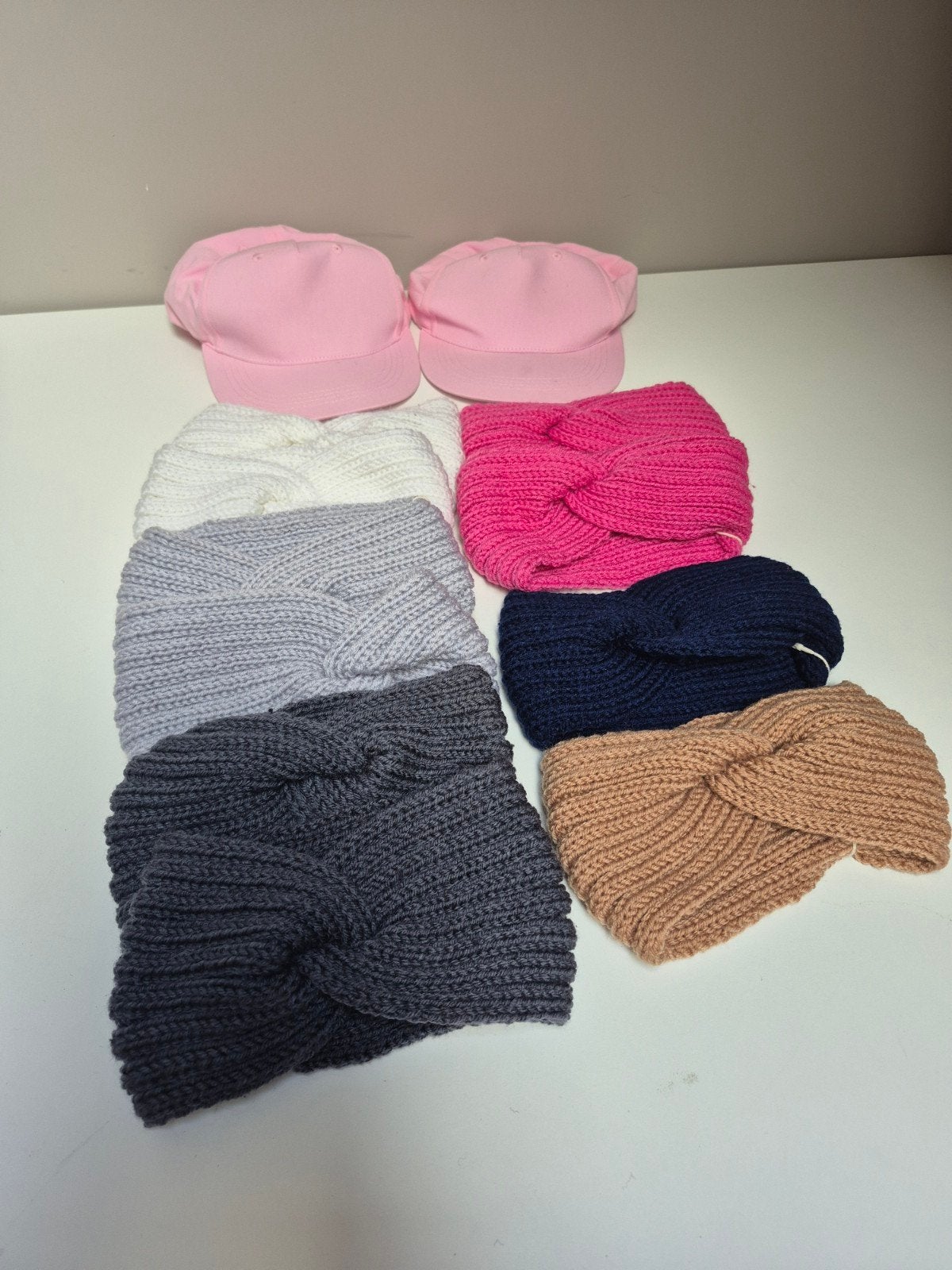 Partij van 10 gebreide haarbanden en 2 roze petten, Nieuw, One size fits all, Ophalen of Verzenden, Pet