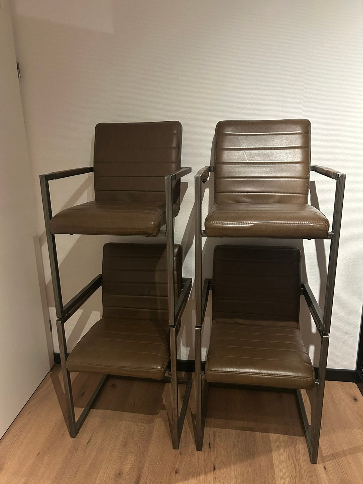 Gratis 4x bruine neplederen stoelen/oud ijzer mag ook, Ophalen, Gebruikt, Metaal