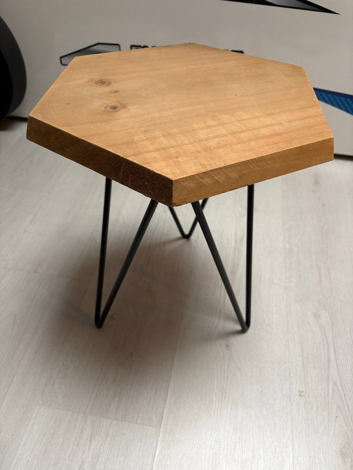 Zeshoekig bijzettafeltje van hout met metalen poten, Minder dan 45 cm, Minder dan 55 cm, Gebruikt, Ophalen of Verzenden