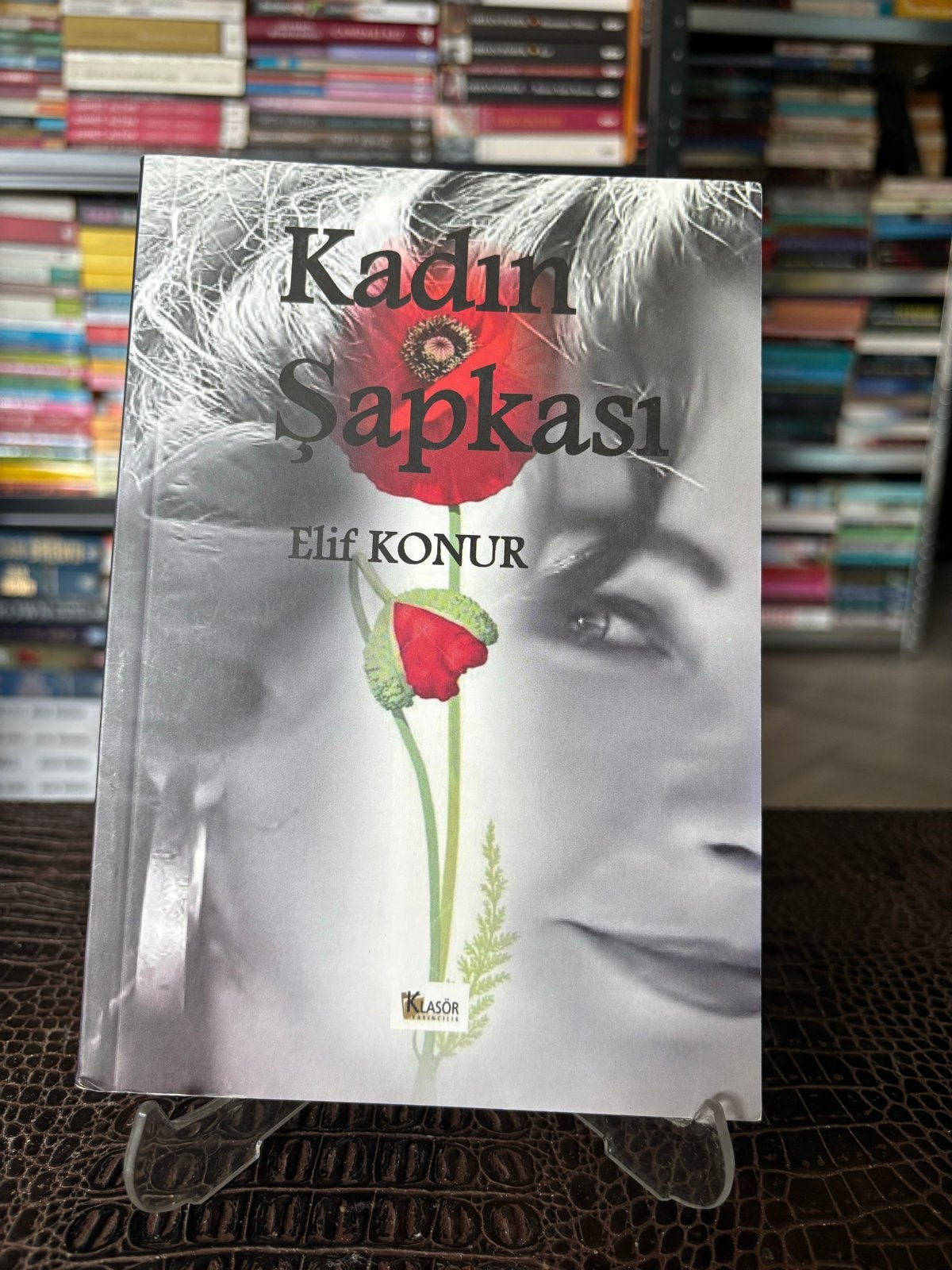 Kadin Şapkasi - Elif Konur (Turkse roman), Ophalen of Verzenden, Zo goed als nieuw, Wereld overig