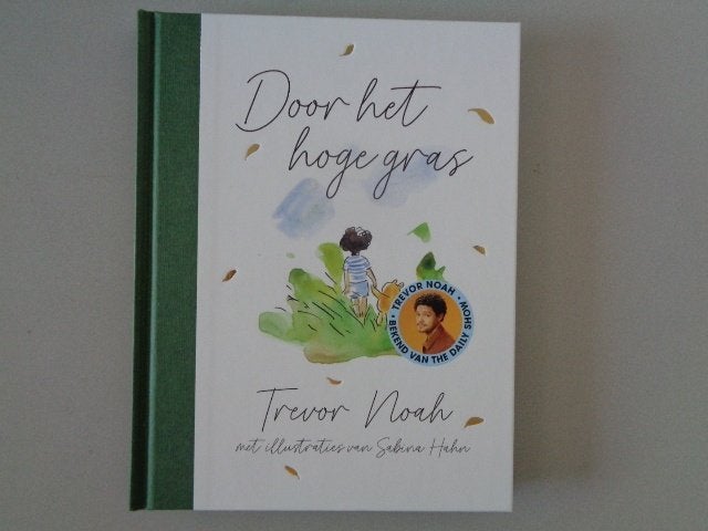 Door het hoge gras - Trevor Noah - illustraties Sabina Hahn, Ophalen of Verzenden, Nieuw, Trevor Noah