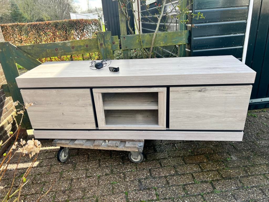 Zo goed als nieuw dressoir/tvkast met licht, Huis en Inrichting, Kasten | Dressoirs, Ophalen, Met deur(en), Eikenhout, Zo goed als nieuw