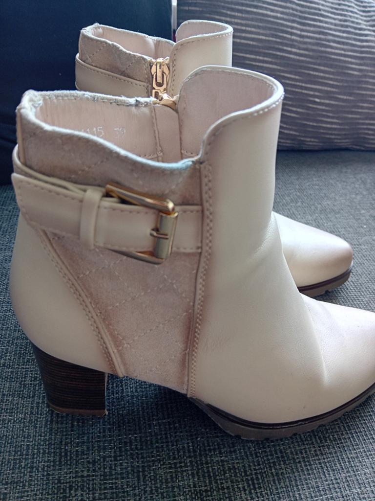 Elegant parelmoer laarsje mt 39, Kleding | Dames, Schoenen, Spaans, Beige, Lage of Enkellaarzen, Ophalen of Verzenden