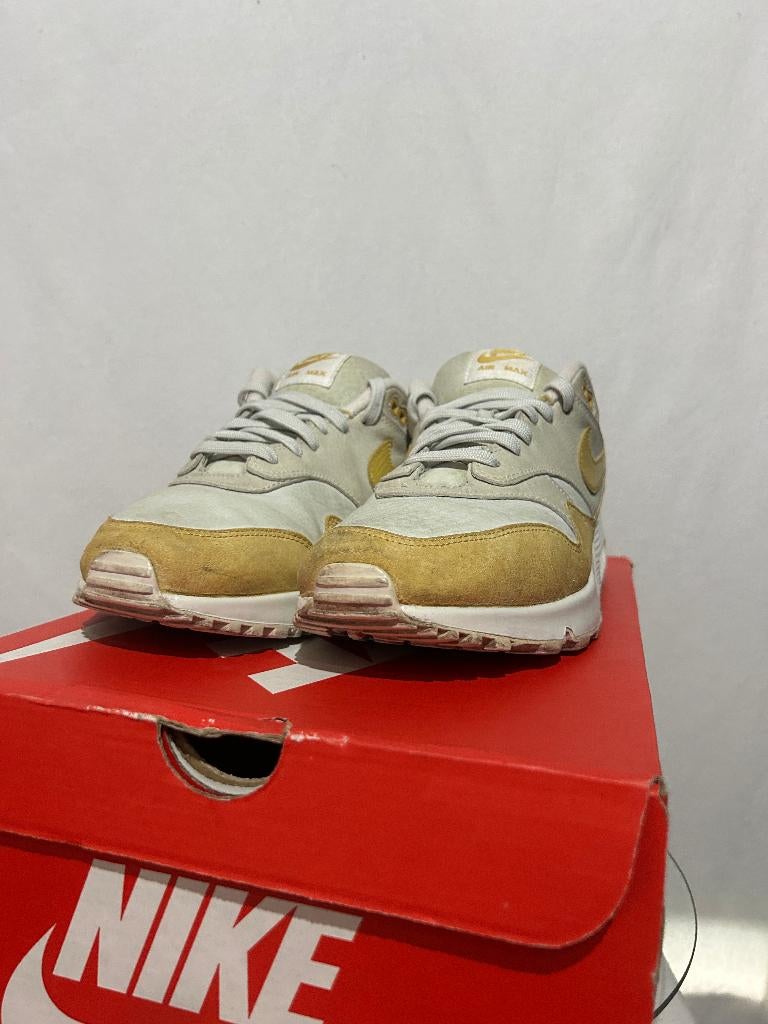 ALS NIEUW! Maat 44,5 - Nike Air Max 90/1 Wheat Gold, Kleding | Heren, Schoenen, Overige kleuren, Verzenden, Nike, Nike