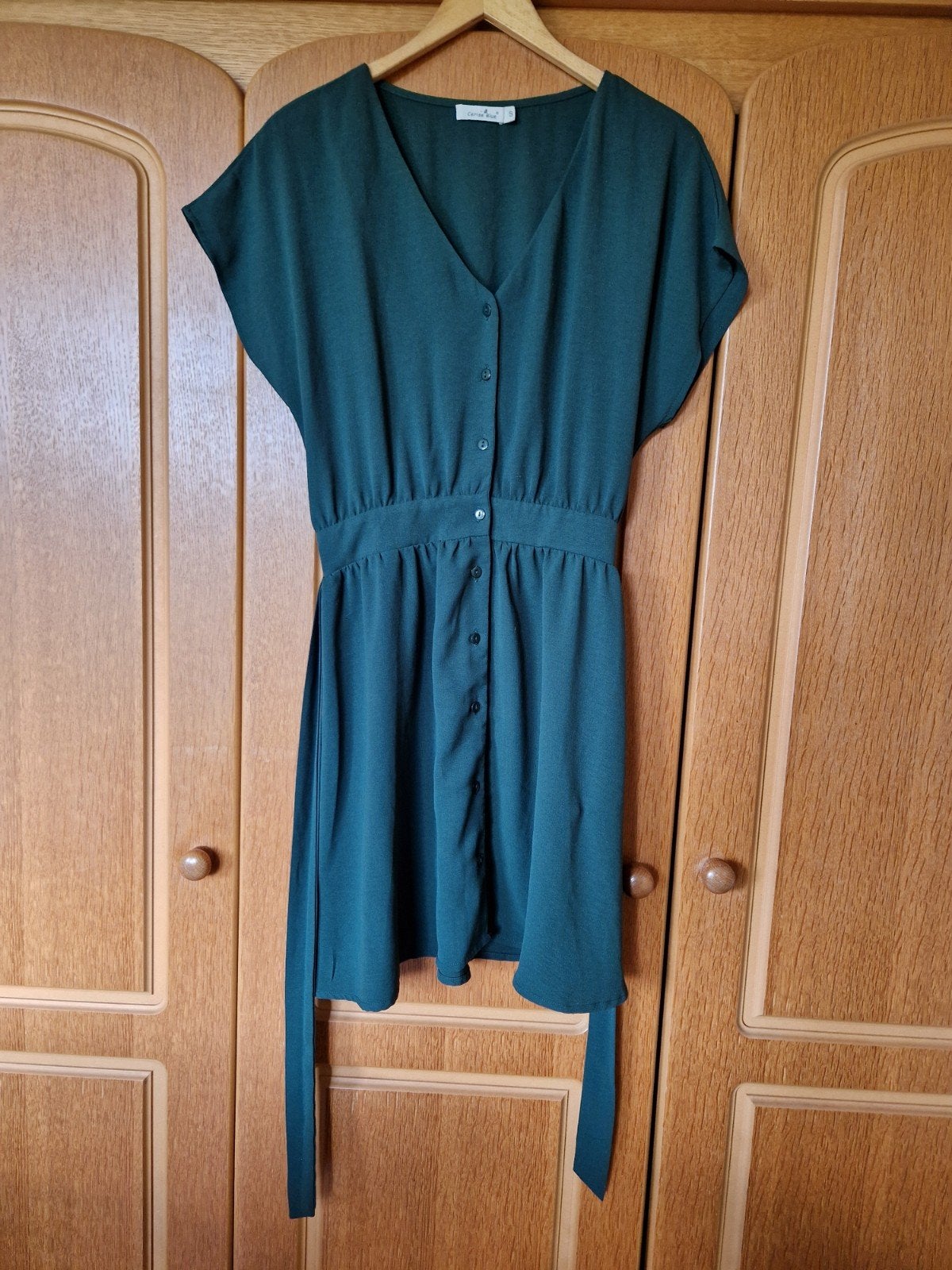 Donkergroene jurk met knoopjes en strikceintuur, Maat 38/40 (M), Cerise Blue, Ophalen of Verzenden, Knielengte