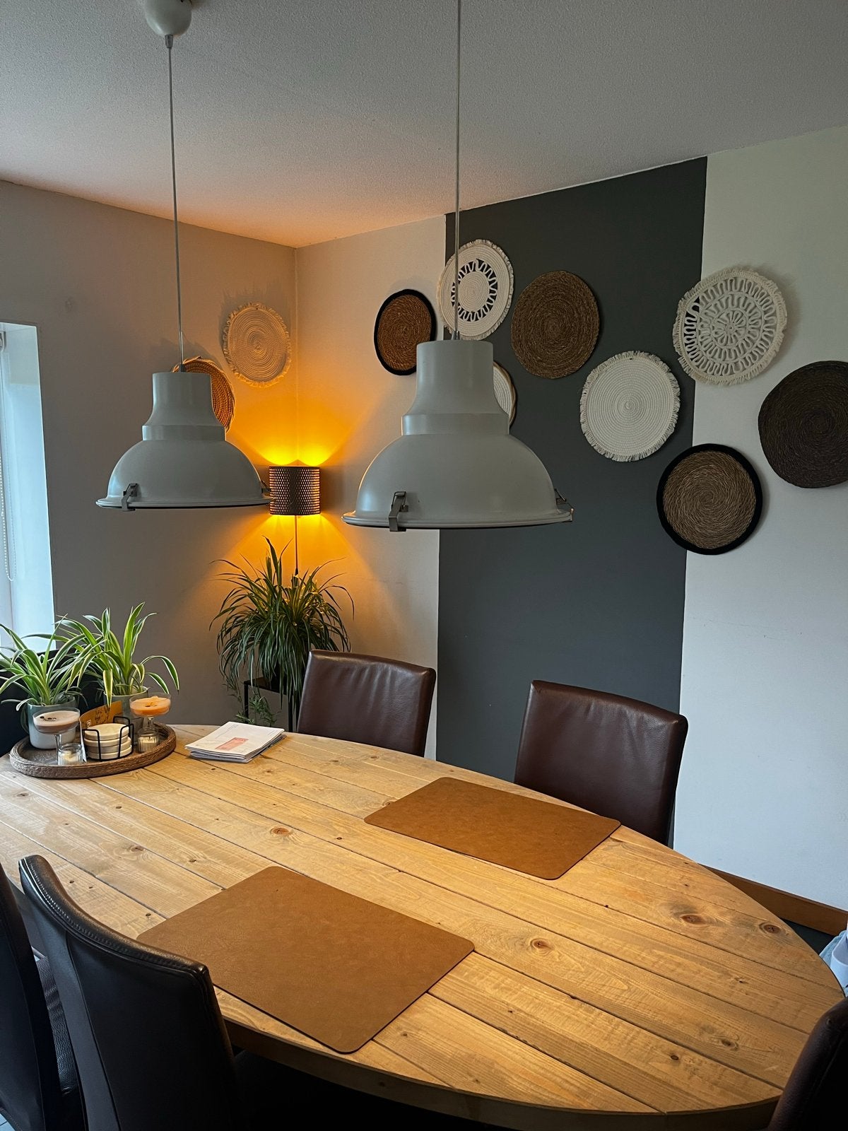 Ovale eettafel van hout met zwart onderstel, Huis en Inrichting, Ophalen, 100 tot 150 cm, Zo goed als nieuw, 150 tot 200 cm