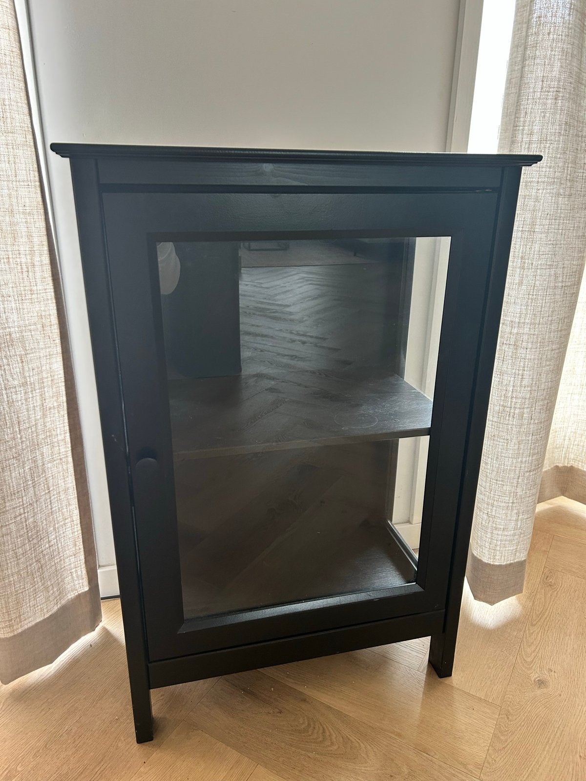 Zwart vitrinekastje Woood, Huis en Inrichting, Ophalen, Gebruikt, 100 tot 150 cm, 50 tot 100 cm