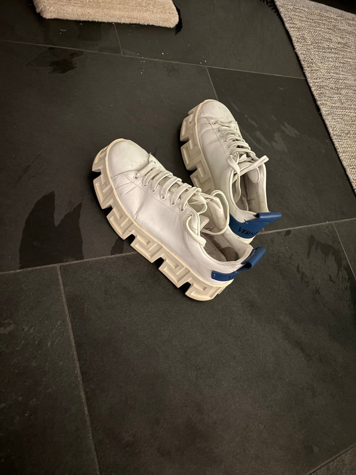 Versace Greca Labyrinth Sneakers - Wit/Blauw, Kleding | Heren, Ophalen of Verzenden, Zo goed als nieuw, Wit, Sneakers of Gympen