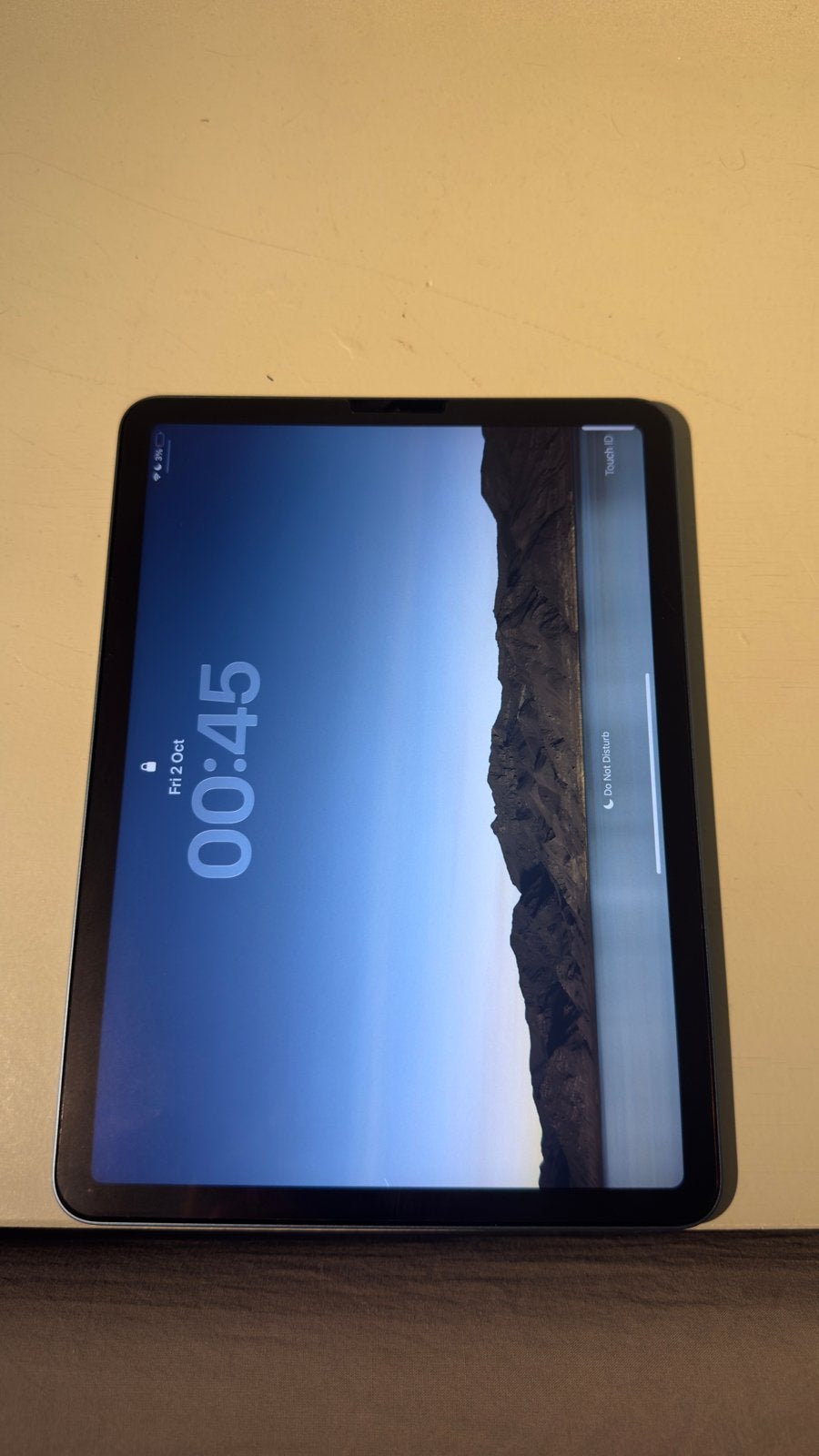 Foto 2 van iPad Air 5 (64GB, Wi-Fi, Blauw) + Toetsenbordhoes + Apple Pe
