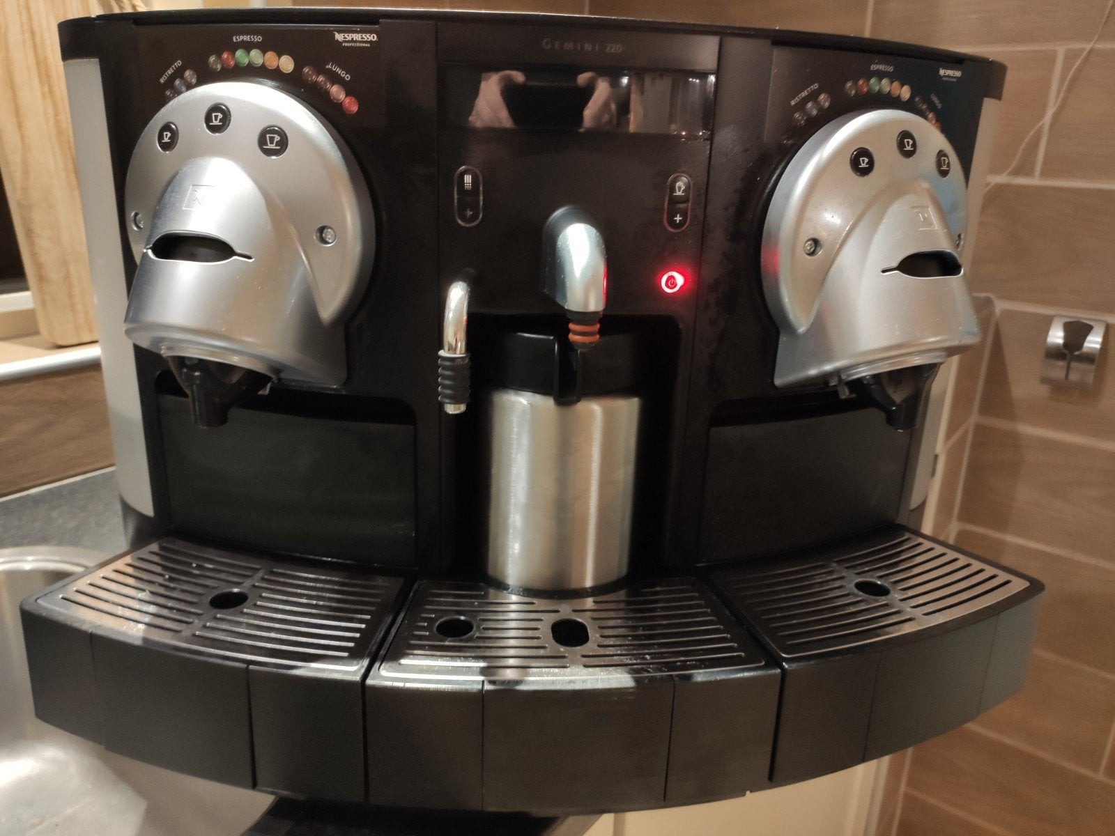 Nespresso Gemini cs223 met onderhoud en garantie, Witgoed en Apparatuur, Koffiepads en cups, 10 kopjes of meer, Koffiemachine