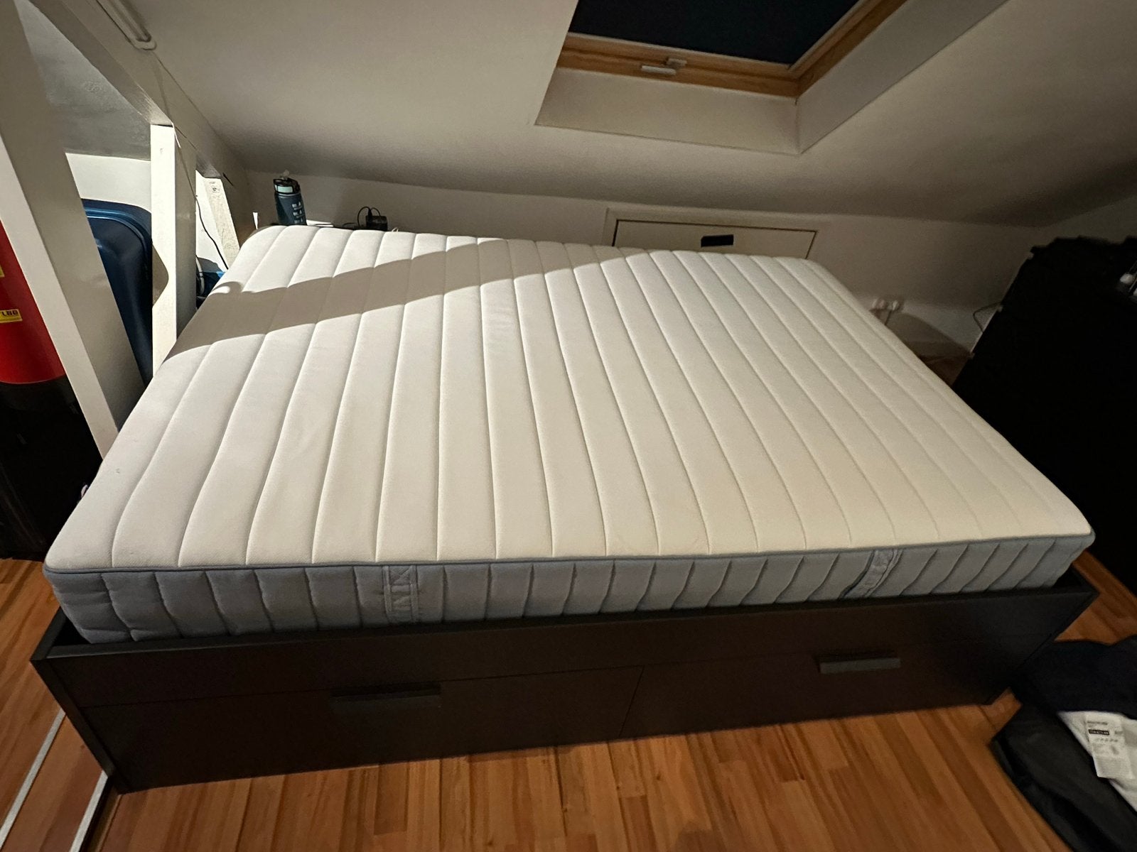 IKEA Brimnes bed met Valvåg matras en Leirsund lattenbodems, Ophalen, Gebruikt, Zwart, Tweepersoons