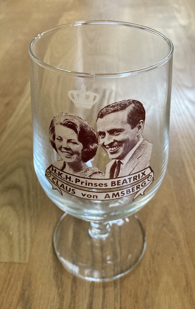 Bierglas op voet met afbeelding Beatrix en Claus vintage, Ophalen of Verzenden, Zo goed als nieuw, Nederland, Servies