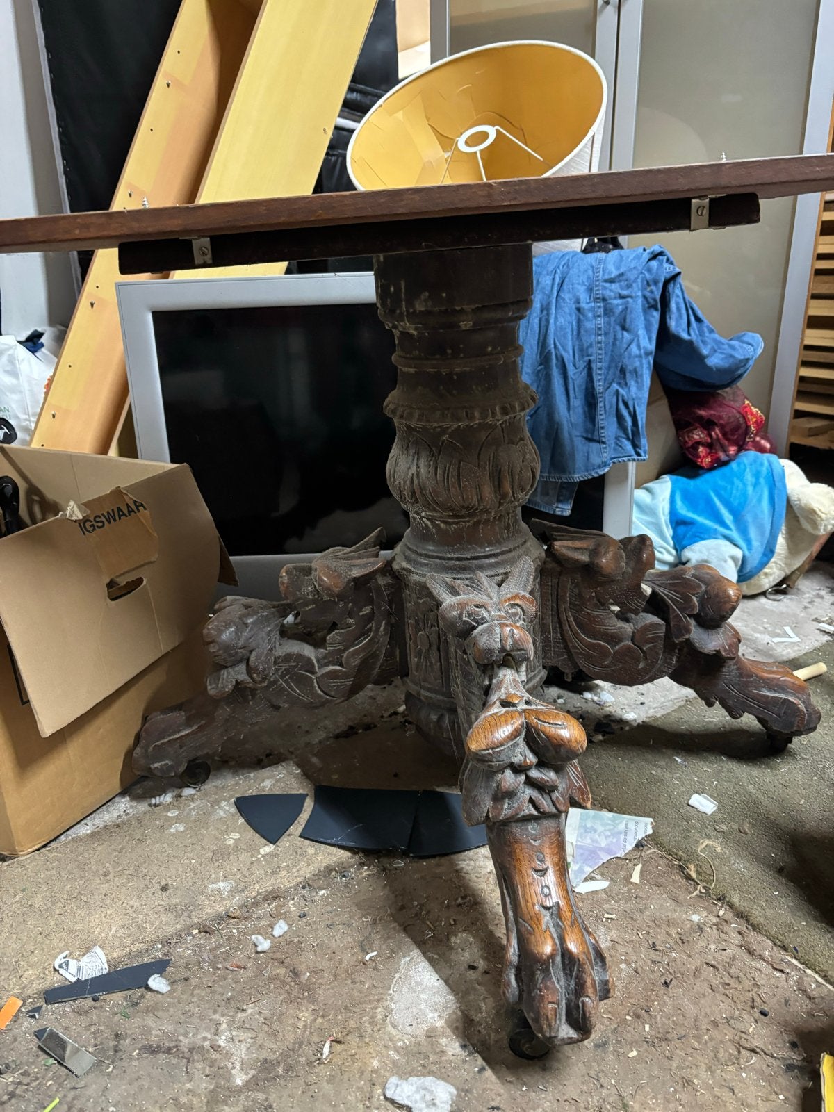 Antieke tafel met prachtig bewerkte poot, Antiek en Kunst, Ophalen of Verzenden