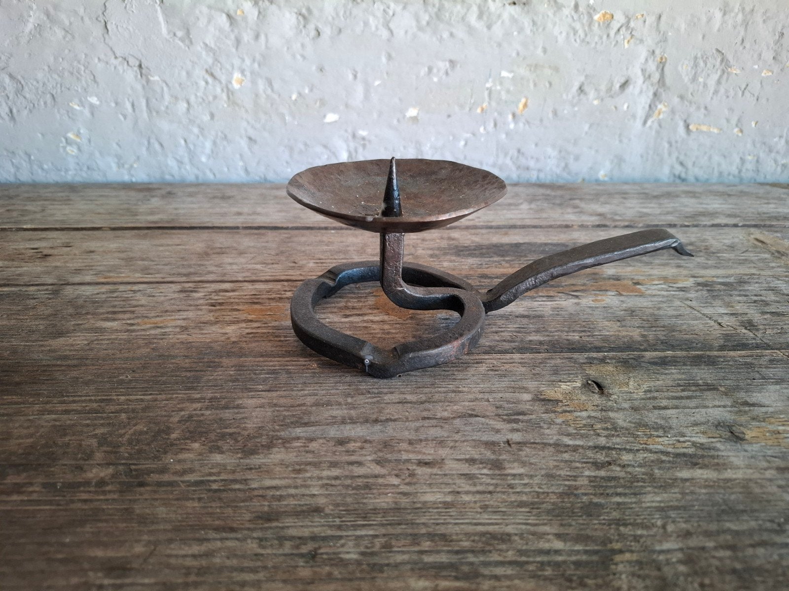 Antieke smeedijzeren kandelaar met handvat, Antiek en Kunst, Ophalen of Verzenden, Overige materialen