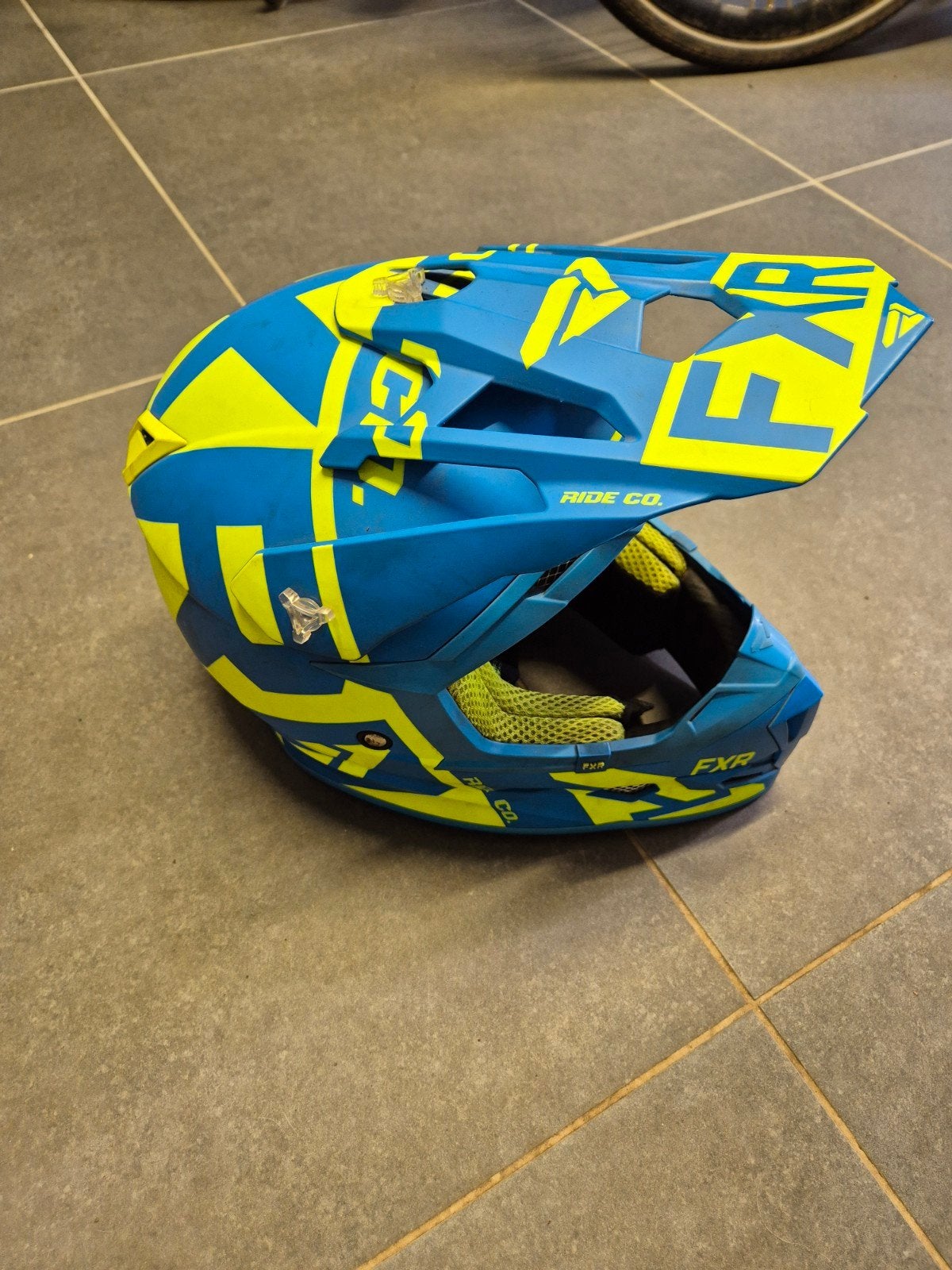 FXR Kinder Crosshelm M51/52 - Blauw/Geel, Motoren, Kleding | Motorhelmen, Kinderen, Offroadhelm, M, Overige merken, Tweedehands