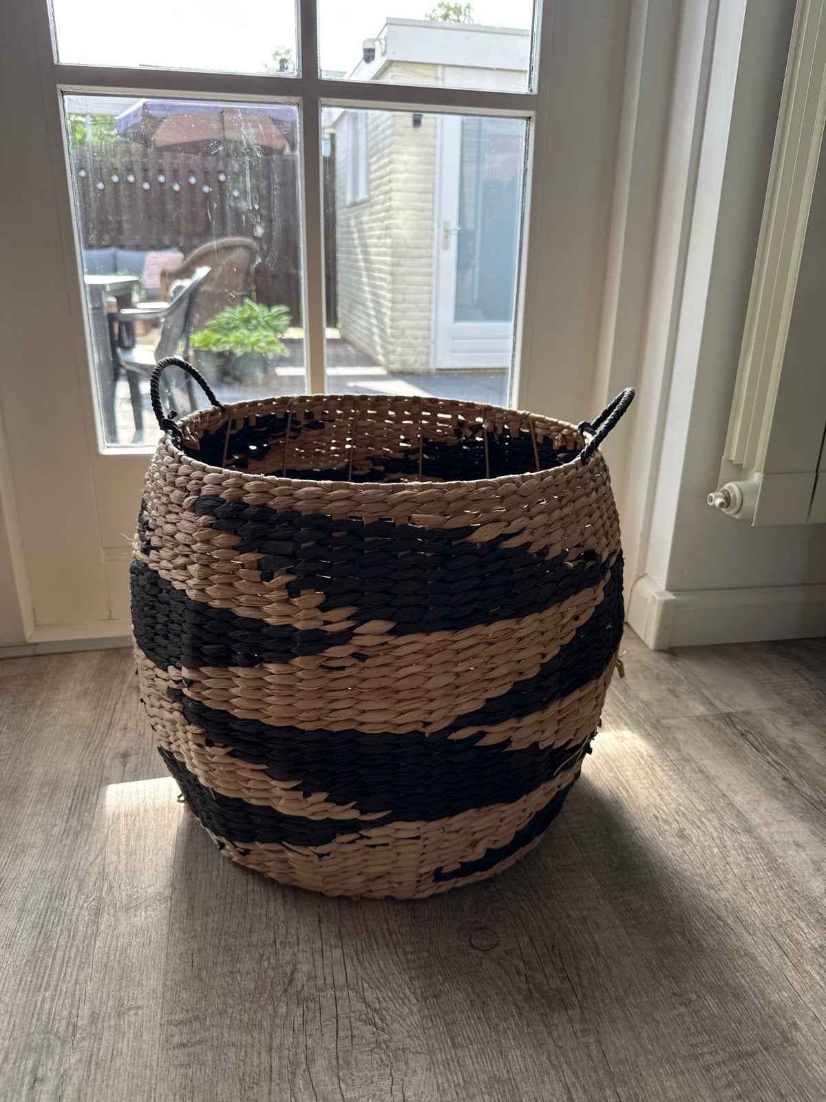 Decoratieve rieten mand met zwart patroon, Ophalen, Gebruikt, Mand, Rond