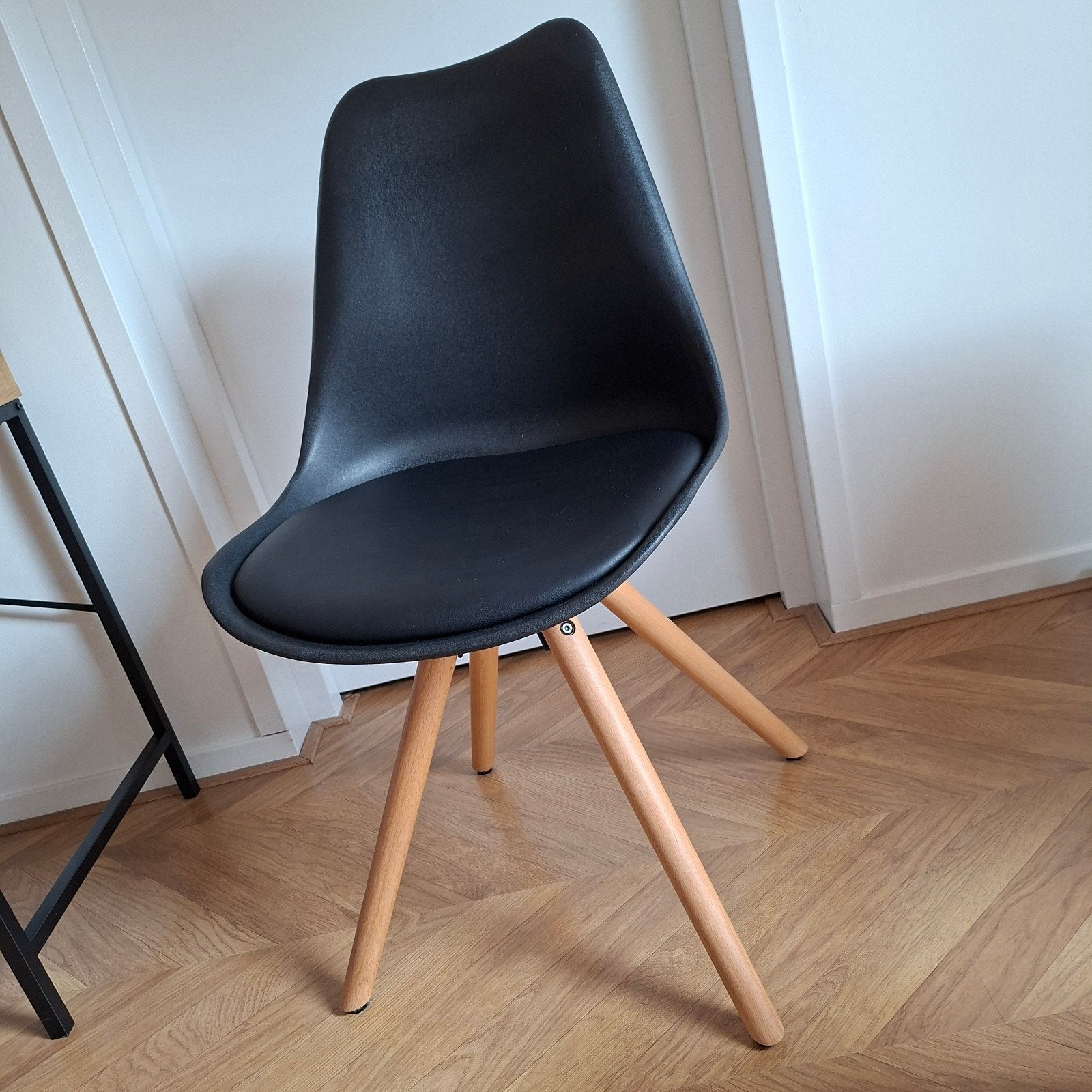 Moderne zwarte stoel met houten poten Sofia, Huis en Inrichting, Stoelen, Zwart, Zo goed als nieuw, Ophalen, Hout