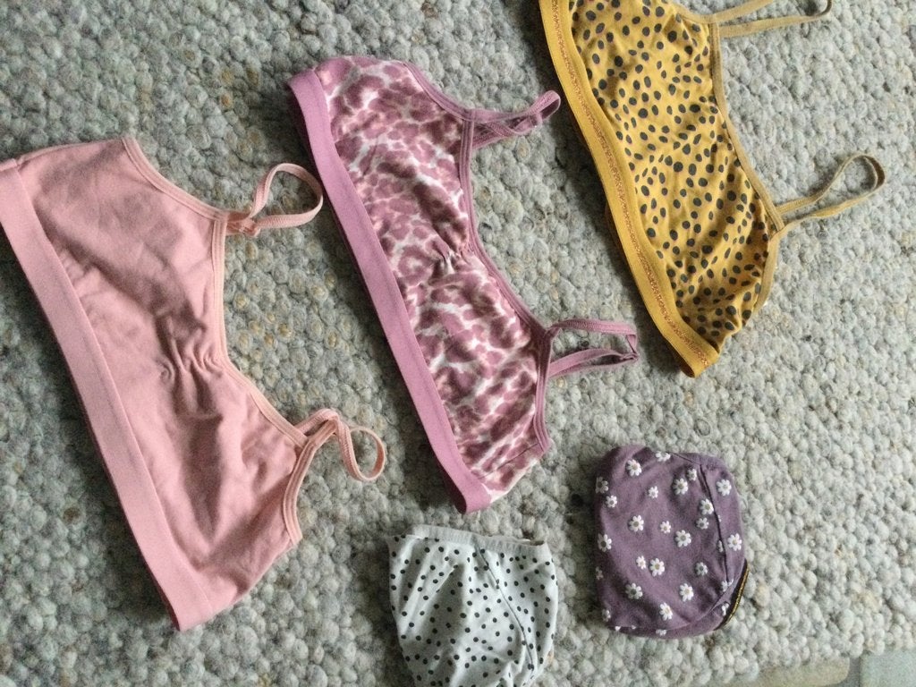 2 nieuwe topjes 1 gedragen topje en 2 onderbroeken  GRATIS, Kinderen en Baby's, Ophalen, Zo goed als nieuw, Meisje, Nacht- of Onderkleding