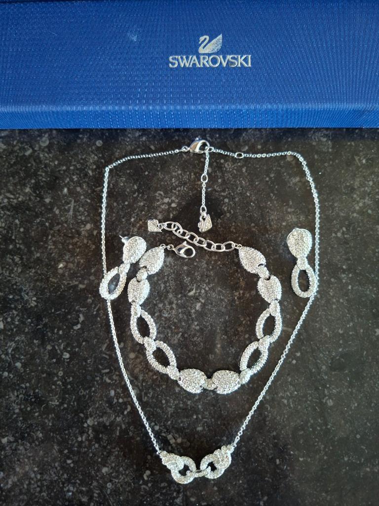 Swarovski sieradenset: ketting, armband en oorbellen, Met kristal, Overige materialen, Ophalen of Verzenden, Zo goed als nieuw