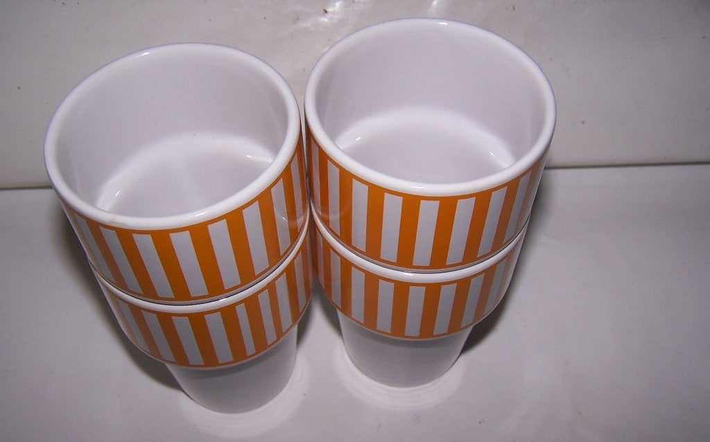 4 Mooie bekers met streepjes rand. Zie foto's. H 10 cm., Overige typen, Ophalen of Verzenden, Zo goed als nieuw, Overige stijlen
