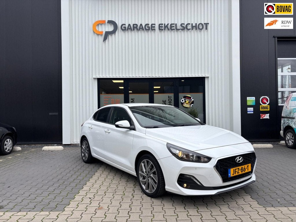 Hyundai I30 1.0 T-GDI Fastback Premium / Carplay / Cruise co, Auto's, Hyundai, Gebruikt, Leder en Stof, Wit, Handgeschakeld
