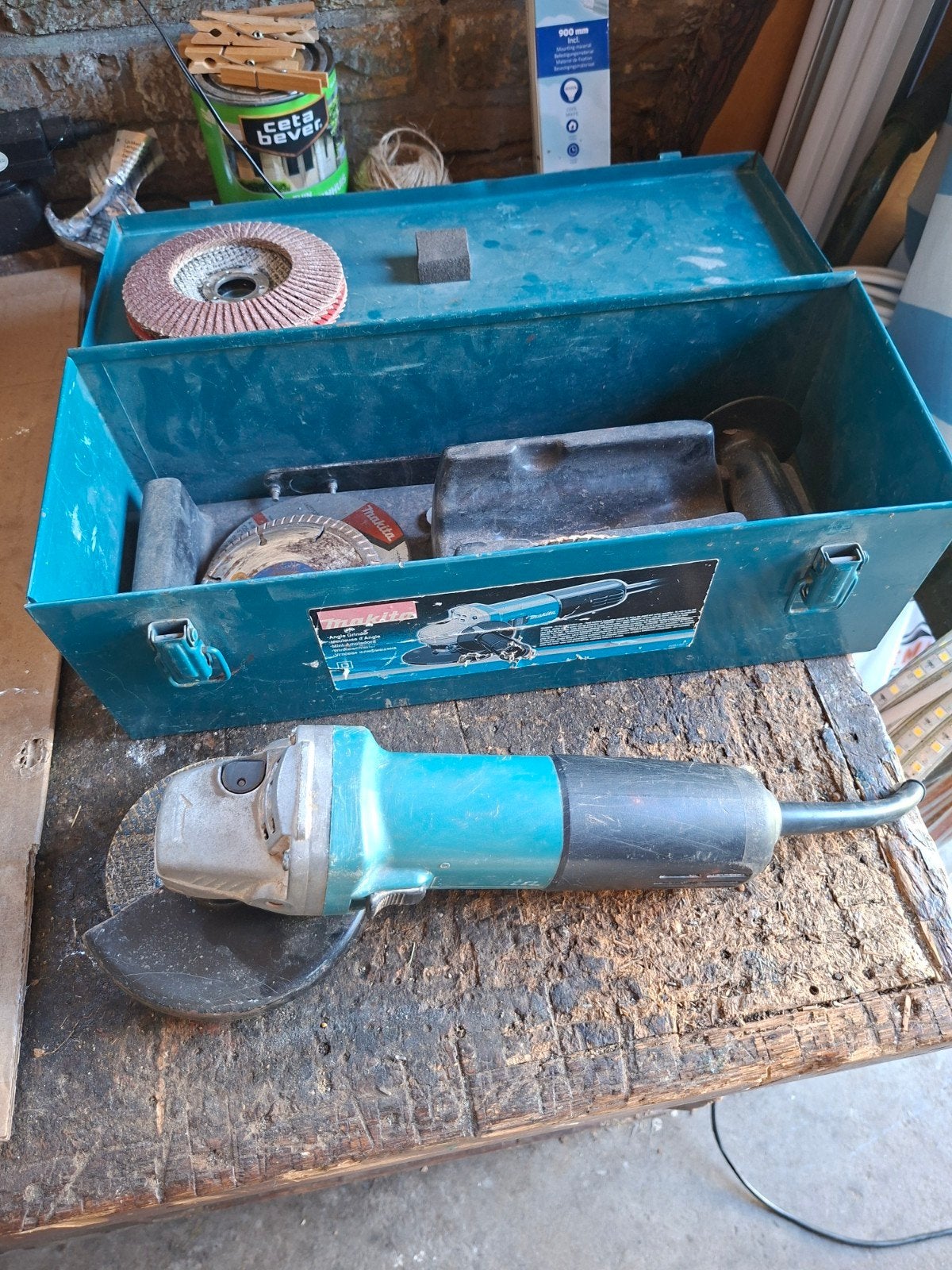 Makita 9558NB Haakse Slijper met Accessoires, Doe-het-zelf en Verbouw, Gereedschap | Slijpmachines, Ophalen, Gebruikt, 700 tot 1000 watt