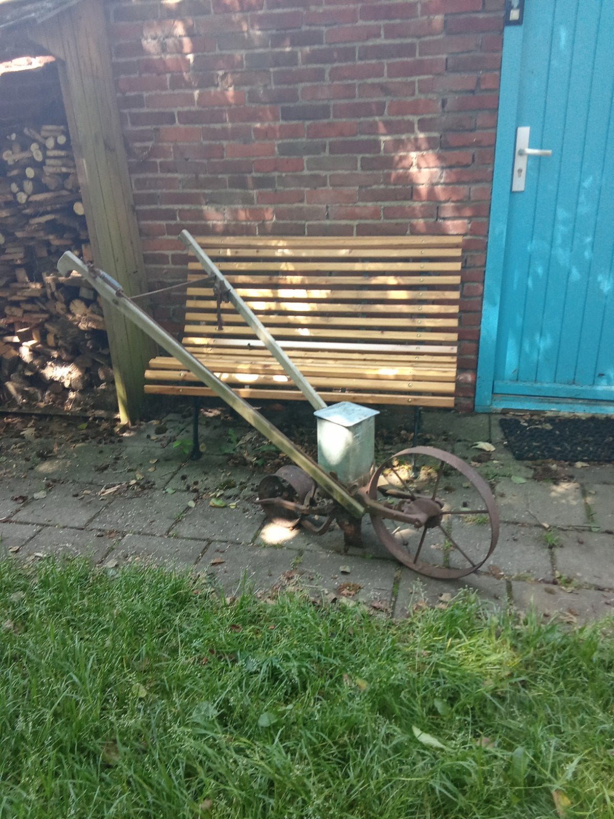 Antieke handploeg/zaaimachine - decoratief tuinstuk, Ophalen
