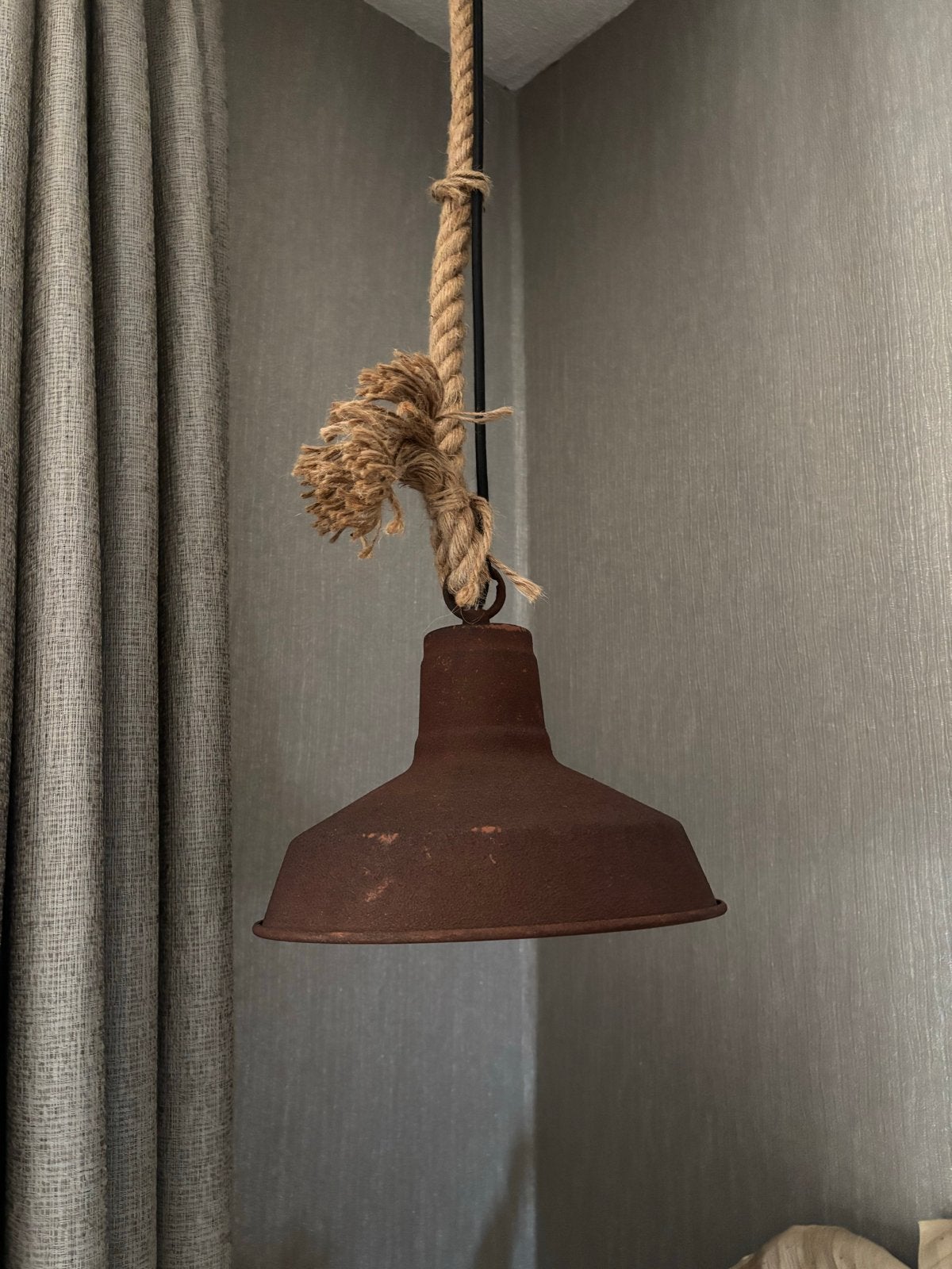 Industriële hanglamp met touw en roestbruine kap, Ophalen of Verzenden, Gebruikt, Metaal, E27 (groot)