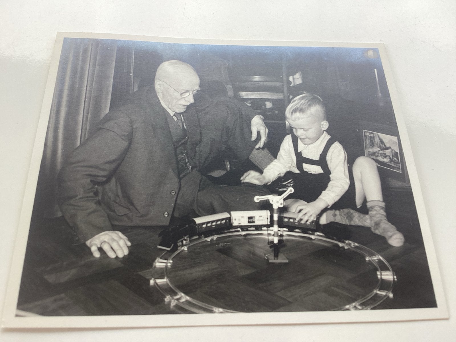 Delft dirk Jan Bragaar Oude man en jongen met speelgoedtrein, Verzamelen, Foto's en Prenten, Gebruikt, Foto, Ophalen of Verzenden