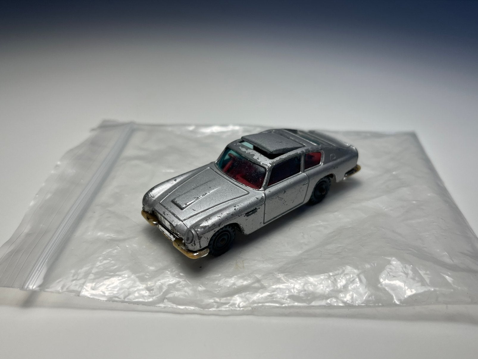Husky - James Bonds Aston Martin - Schaal 1:64, Ophalen of Verzenden, Gebruikt, Auto