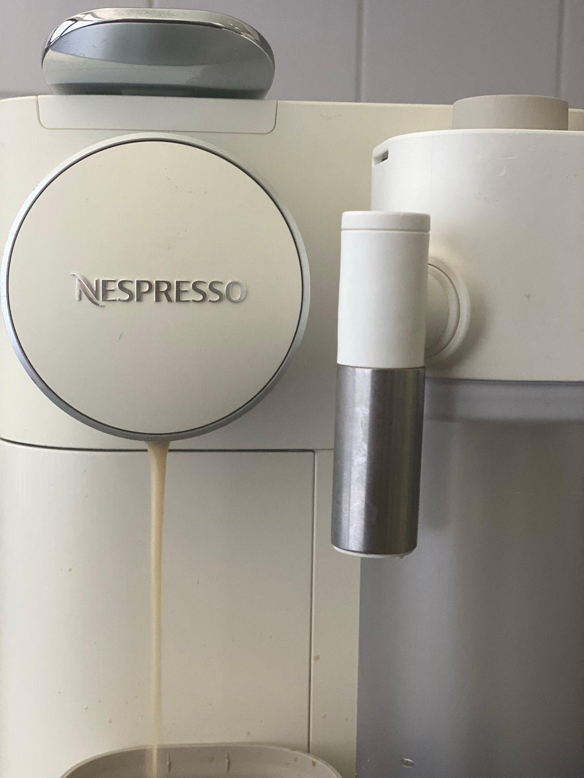 Nespresso De'Longhi Lattissima One Koffiemachine, Ophalen, Koffiemachine, Zo goed als nieuw, 1 kopje