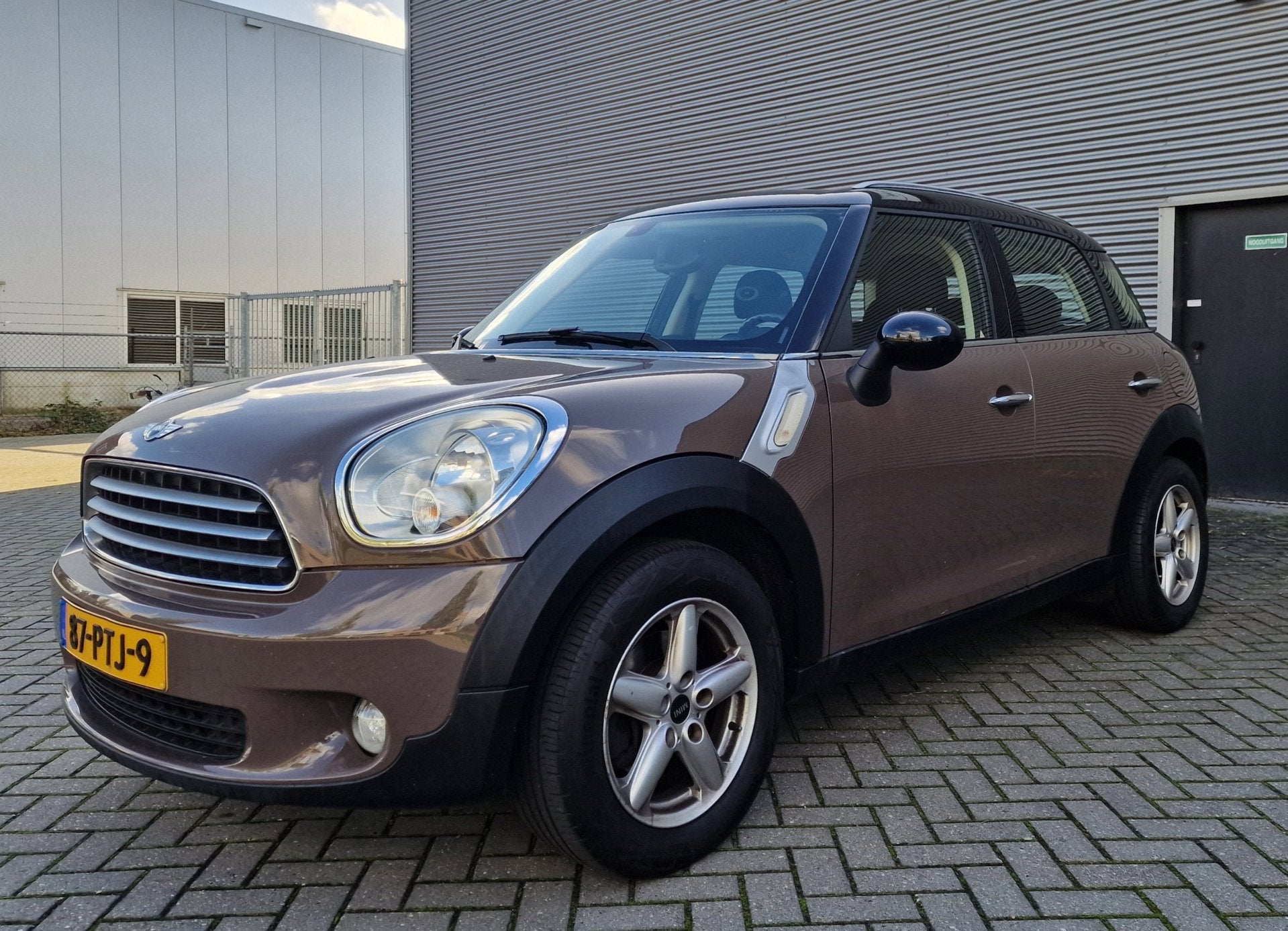 Mini Countryman 1.6 Cooper Salt NAVIGATIE CRUISE TREKHAAK, Voorwielaandrijving, Euro 5, Gebruikt, Bruin