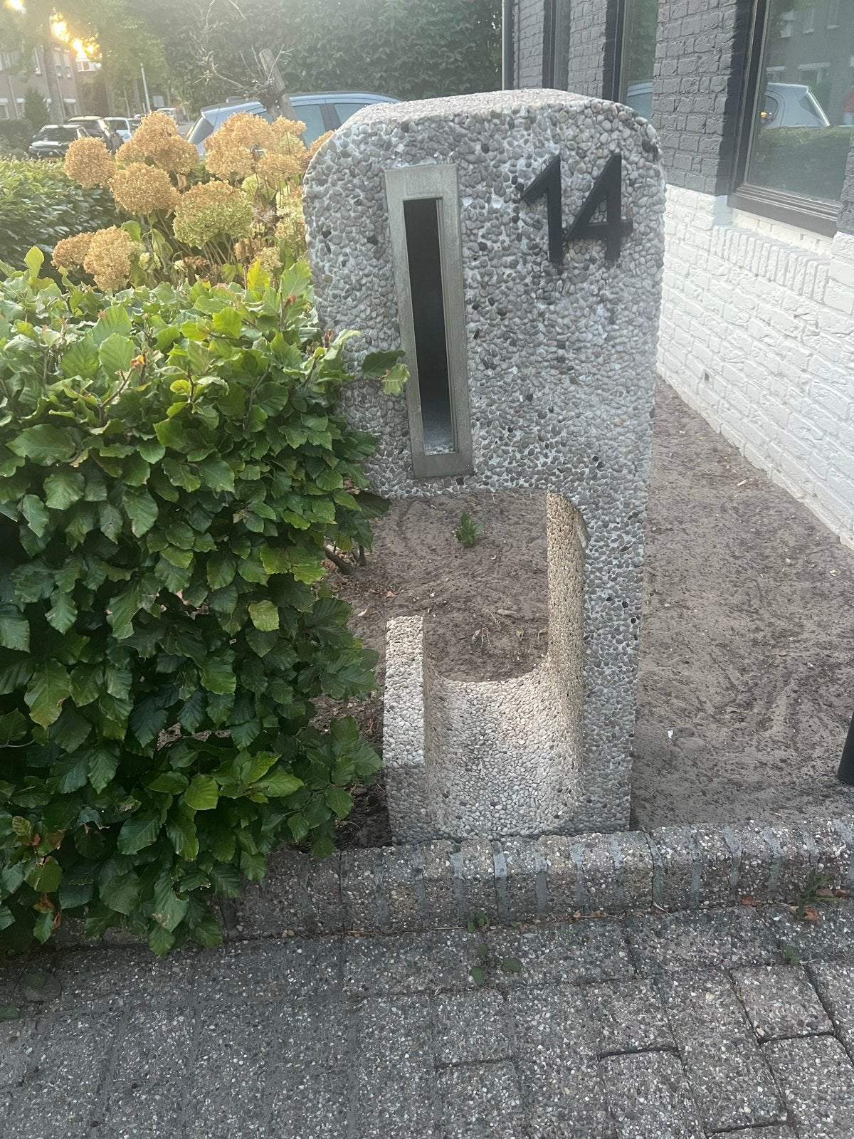 Betonnen staande brievenbus (nummer 14 verwijderbaar), Ophalen, Gebruikt, Beton, Staande brievenbus