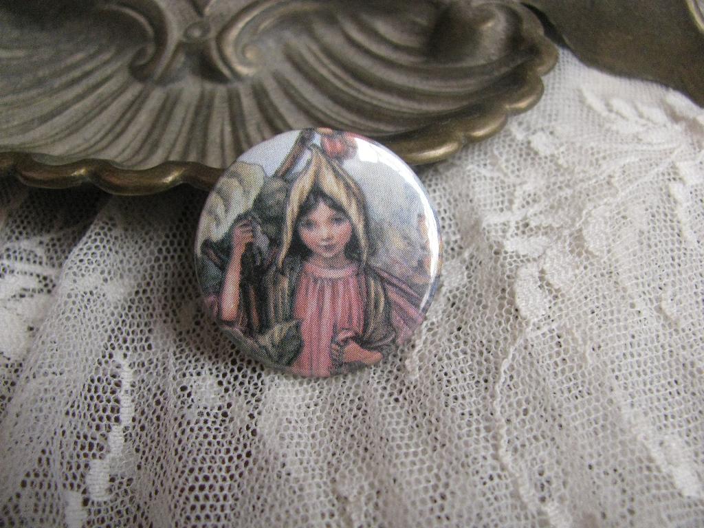 Kleine Vintage Flower Fairy Button - 2.8 cm, Verzamelen, Verzenden, Gebruikt, Overige onderwerpen, Button