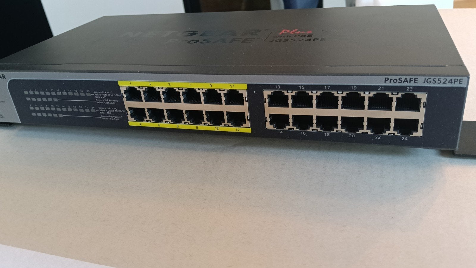 NETGEAR ProSAFE Plus Switch JGS524PE - 24-poorts PoE Gigabit, Computers en Software, Ophalen of Verzenden, Zo goed als nieuw
